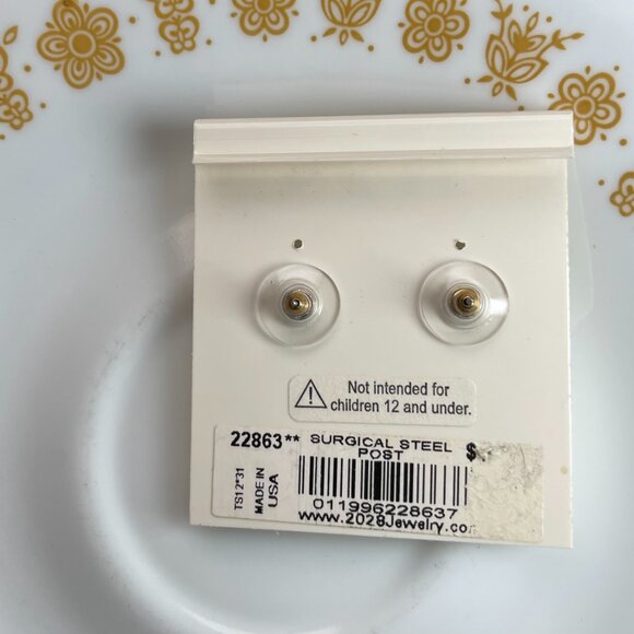 Bundle 3 pairs for $12 2028 Green and gold tone earring. - Picture 3 of 3